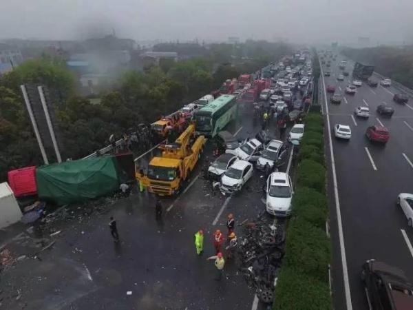 行車記錄儀視頻曝光！滬蓉高速25車連環(huán)相撞原因找到了